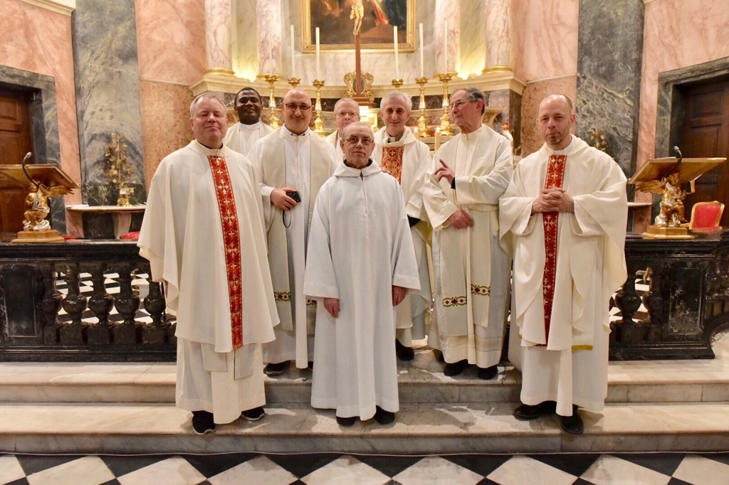 Le Frère Georges entouré des membres de la Communauté des Oblats de la Vierge Marie jubile frere georges communaute
