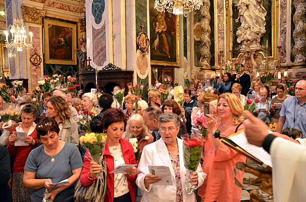 Bénédiction des roses lors de la messe de Sainte Rita Bénédiction des roses lors de la messe de Sainte Rita